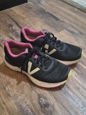 EUC New Balance Womens 680-V6 Running Shoes. US Size 8.5.